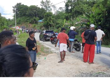 Menjadi Korban Tabrak Lari, Keluarga Palang Jalan di Kampung Mlabolo