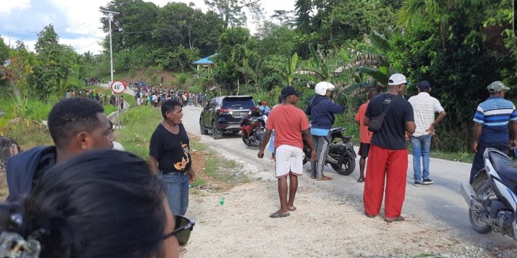 Menjadi Korban Tabrak Lari, Keluarga Palang Jalan di Kampung Mlabolo