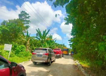 Dua Pejabat Kementerian Desa Lintasi Jalan Berlubang Sekitar 1 Km Saat Berkunjung ke Kampung Hamor