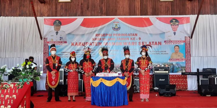 Batik Khas Arfak Karya TP-PKK Warnai Upacara Peringatan HUT Ke-9 Kabupaten Manokwari Selatan