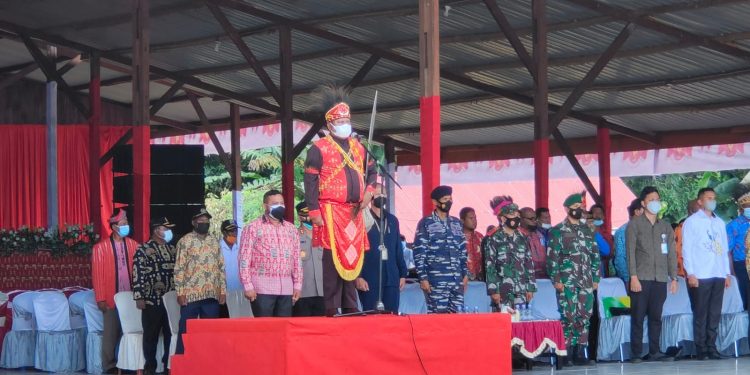 Batik Khas Arfak Karya TP-PKK Warnai Upacara Peringatan HUT Ke-9 Kabupaten Manokwari Selatan