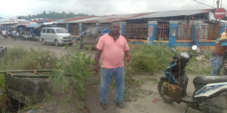 Warga Pemilik Hak Ulayat Palang Jalan Masuk Pasar Wosi