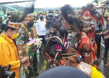 Tiba di Manokwari, Panglima TNI Andika Perkasa Tinjau Vaksinasi dan Berbagi Kasih Natal