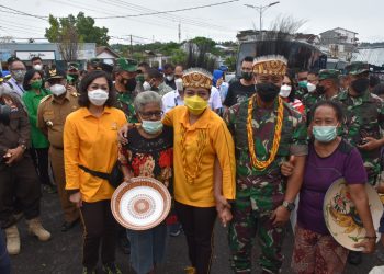 Berbagi Bingkisan Natal, Ny. Hetty Andika Perkasa Terkesan dengan Pedagang di Pasar Sanggeng