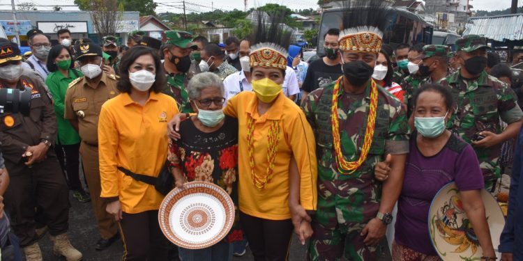 Berbagi Bingkisan Natal, Ny. Hetty Andika Perkasa Terkesan dengan Pedagang di Pasar Sanggeng