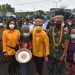 Berbagi Bingkisan Natal, Ny. Hetty Andika Perkasa Terkesan dengan Pedagang di Pasar Sanggeng