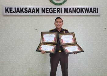 Lelang Terbaik, Kejari Manokwari Borong Empat Piagam Penghargaan di Hari Anti Korupsi