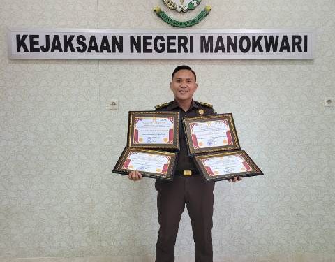 Lelang Terbaik, Kejari Manokwari Borong Empat Piagam Penghargaan di Hari Anti Korupsi
