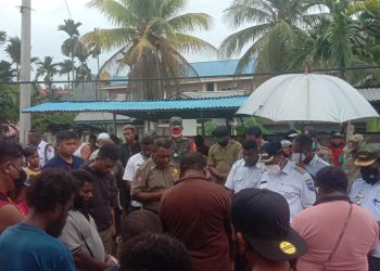 Bupati Manokwari Negosiasi, Akhirnya Palang Jalan Menuju Pasar Wosi Dibuka