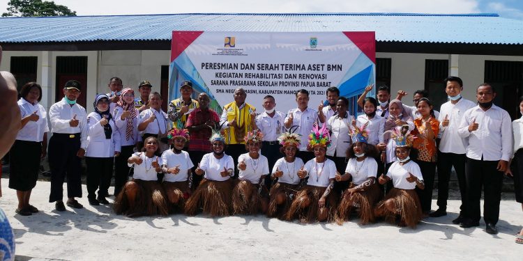 Kepala SMA N 1 Masni Minta Gubernur Angkat Guru Honornya Menjadi PNS