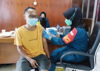 Polres Manokwari Gelar Vaksinasi Covid-19 di Bandara Rendani