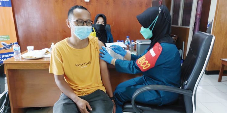 Polres Manokwari Gelar Vaksinasi Covid-19 di Bandara Rendani