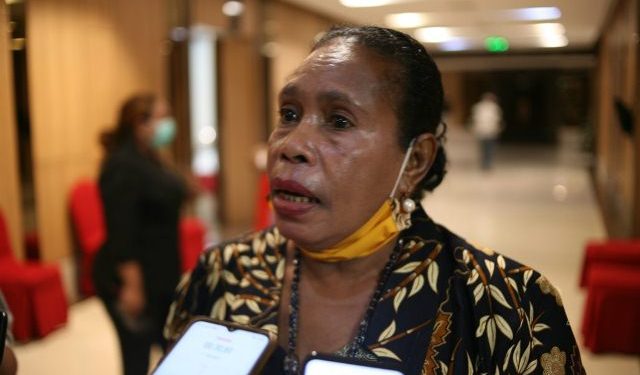 Alberthina Mansim Berikan Bantuan Modal Usaha dan Bantuan BBR Bagi Masyarakat