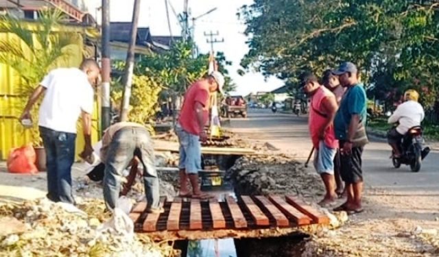 Pada Musim Hujan, Selokan-Selokan Di Bintuni Pada Tergenang Air Dan Cukup Merepotkan Pihak Dinas PUPR