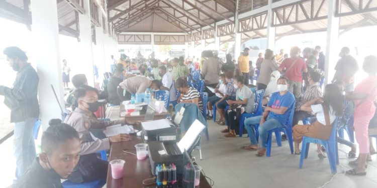 Polda Papua Barat Membuka Gerai Vaksin Keliling di Alun-alun Aimas