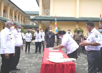Gubernur Serahkan Bantuan Motor dan Perahu Viber kepada SMA/SMK se Manokwari Raya