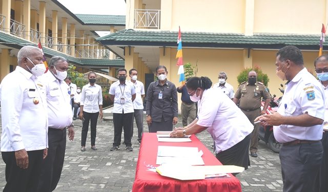 Gubernur Serahkan Bantuan Motor dan Perahu Viber kepada SMA/SMK se Manokwari Raya