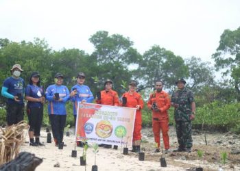 Penanaman Mangrove dan Transplantasi Terumbu Karang Awali Rangkaian HUT Emas Basarnas 