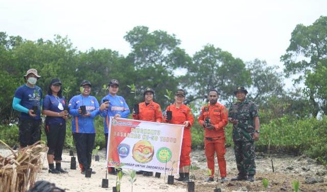 Penanaman Mangrove dan Transplantasi Terumbu Karang Awali Rangkaian HUT Emas Basarnas
