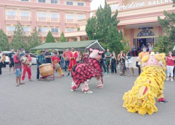 Imlek 2022, Aston Niu Hotel Manokwari Mendapat Kejutan Barongsai