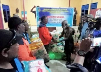 BPBD dan Dinsos Bintuni Turun Serahkan Bantuan Bama Kepada Warga Sarbe Distrik Kuri Korban Banjir