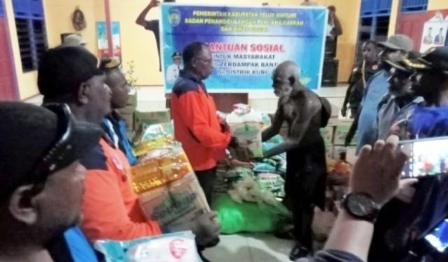 BPBD dan Dinsos Bintuni Turun Serahkan Bantuan Bama Kepada Warga Sarbe Distrik Kuri Korban Banjir