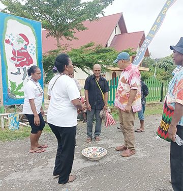 Matador Salurkan Bantuan 20 Perahu Dayung, 3 Motor Viar, 3 Mesin Parut Kelapa Bagi Warga Arowi & Warga Wamesa