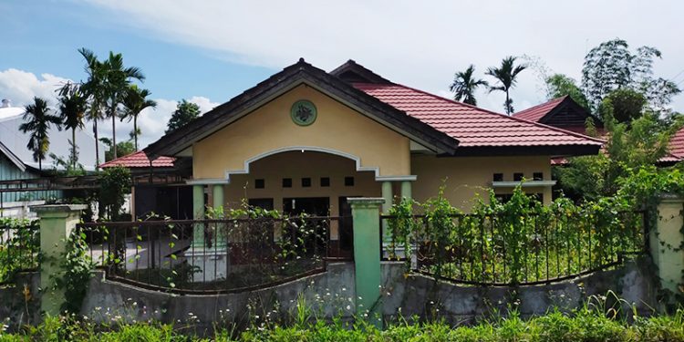 Pemilik Hak Ulayat Palang Pintu Gerbang Kantor DPRD Manokwari