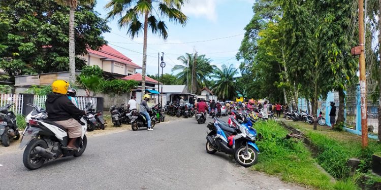 Ratusan Warga Datangi Kantor Distrik Manokwari Barat, Jalan Masuk Diblokade 