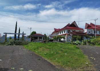 Pemilik Hak Ulayat Palang Pintu Gerbang Kantor DPRD Manokwari