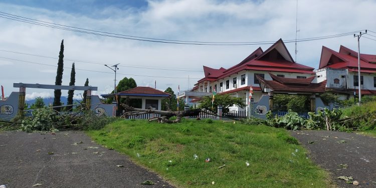 Pemilik Hak Ulayat Palang Pintu Gerbang Kantor DPRD Manokwari