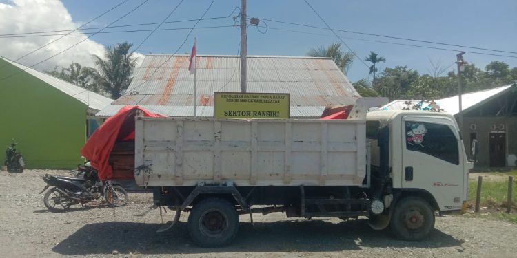 Hampir Sepekan Diamankan, Truk Bermuatan Kayu Masih Terparkir di Polsek Ransiki