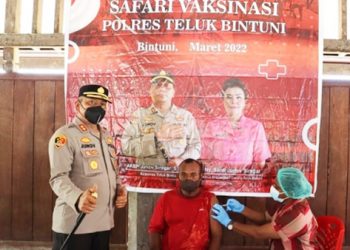Polres Telbin Lakukan Vaksinasi di Daerah Pesisir Untuk Capai Target Vaksinasi di Bintuni