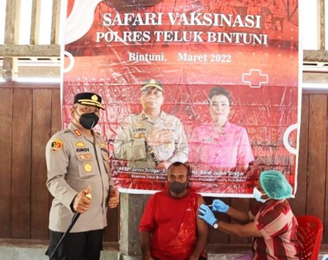 Polres Telbin Lakukan Vaksinasi di Daerah Pesisir Untuk Capai Target Vaksinasi di Bintuni