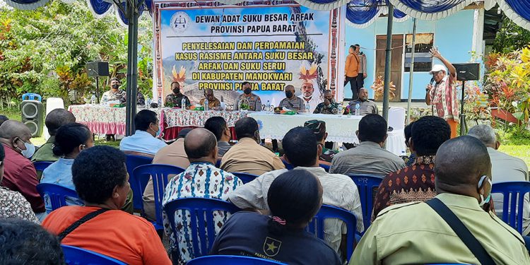 Ujaran Berbau Rasis Diselesaikan Secara Adat