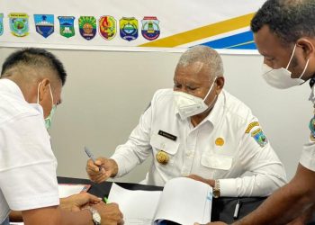Gubernur Papua Barat Serahkan Laporan Keuangan Unaudited TA 2021