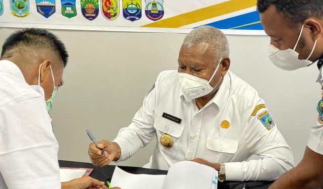 Gubernur Papua Barat Serahkan Laporan Keuangan Unaudited TA 2021