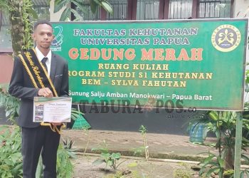 Sempat Tidak Yakin Masuk Fahutan, Yohanis Rohrohmana Berhasil Lulus dengan Predikat Cum Laude