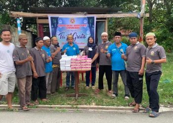 Karang Taruna Kampung Bugis Bagi Takjil Gratis Untuk Warga