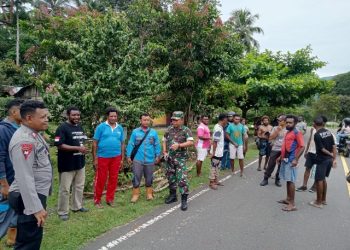 Pemalangan di Ruas Jalan Distrik Mansel Karena Kabel Listrik Gereja Ditabrak