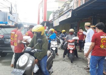 The Maczman Zona Papua Barat Bagi Takjil Gratis ke Tukang Ojek
