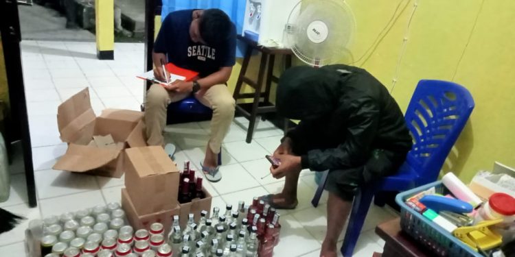 Operasi Pekat Mansinam, Polres Mansel Amankan Miras Ratusan Botol dan Sajam