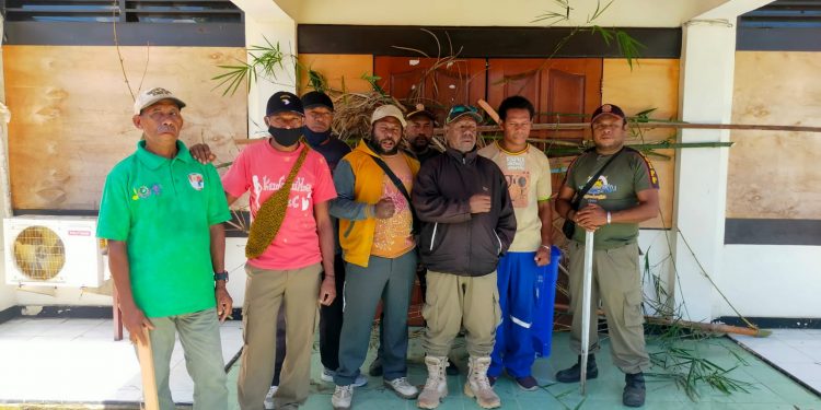 Sejumlah Tenaga Kontrak Satpol PP Manokwari Palang Kantor BKPP