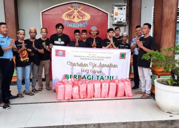 Pemuda Bone Tutup Ramadhan dengan Berbagi Takjil ke Lapas Manokwari