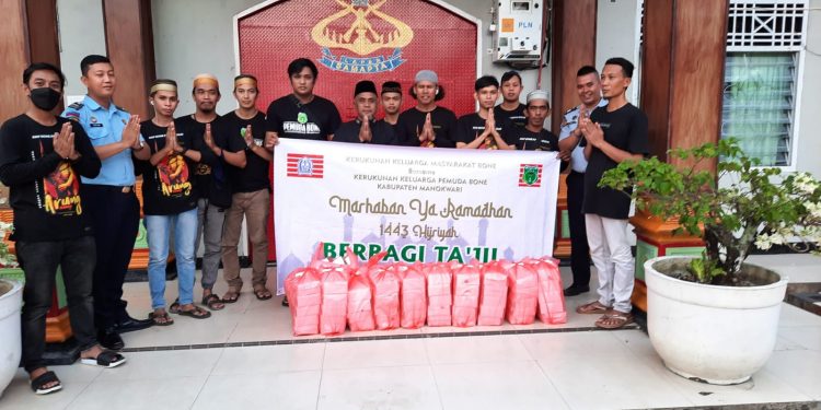 Pemuda Bone Tutup Ramadhan dengan Berbagi Takjil ke Lapas Manokwari
