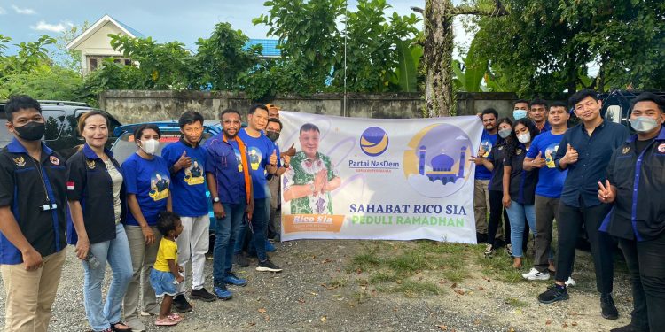 Sahabat Rico Sia Bagikan Takjil di Dua Traffic Light