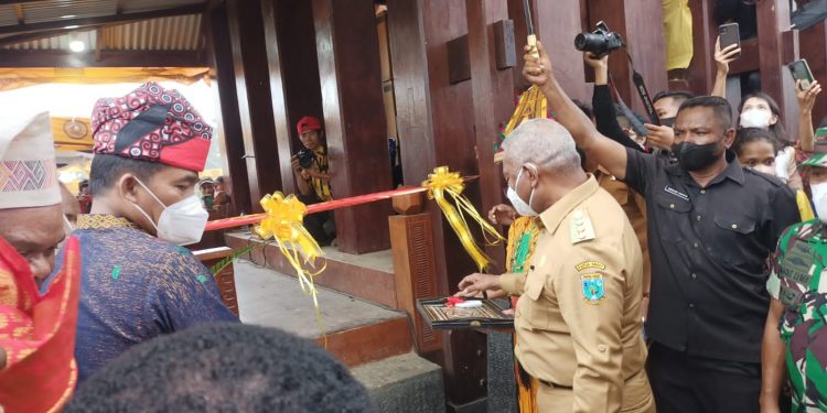 Para Petinggi Papua Barat Hadiri Peresmian Tongkonan dan Kaki Seribu di Soribo