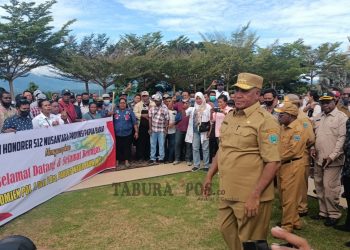 Perdana Berkantor, Paulus Waterpauw Disambut Tuntutan Honorer Nusantara
