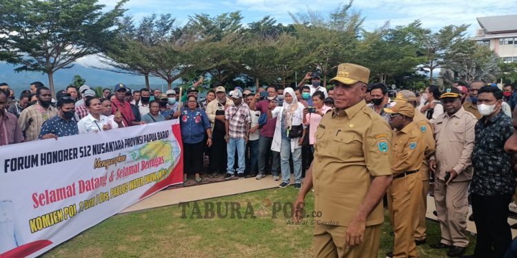 Perdana Berkantor, Paulus Waterpauw Disambut Tuntutan Honorer Nusantara