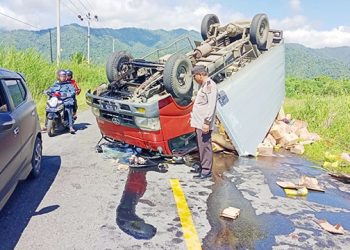 Mobil Box Pengangkut Minyak Goreng Terbalik di Warmare Manokwari